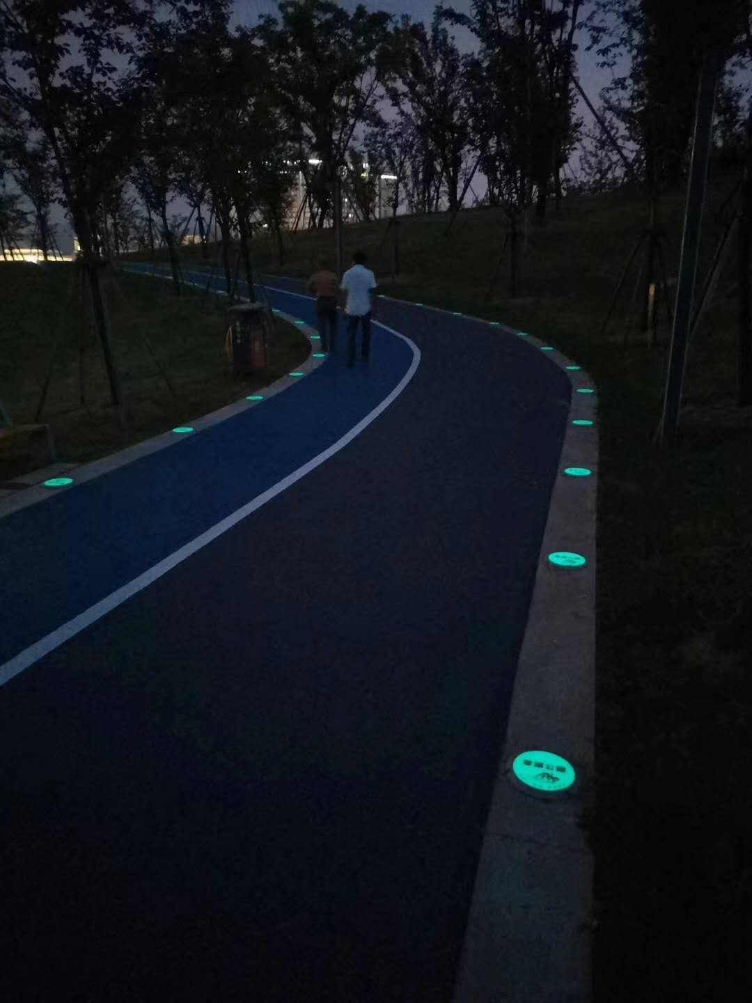 Almacenamiento de luz inorgánica Piedra autoluminosa en sendero para caminar